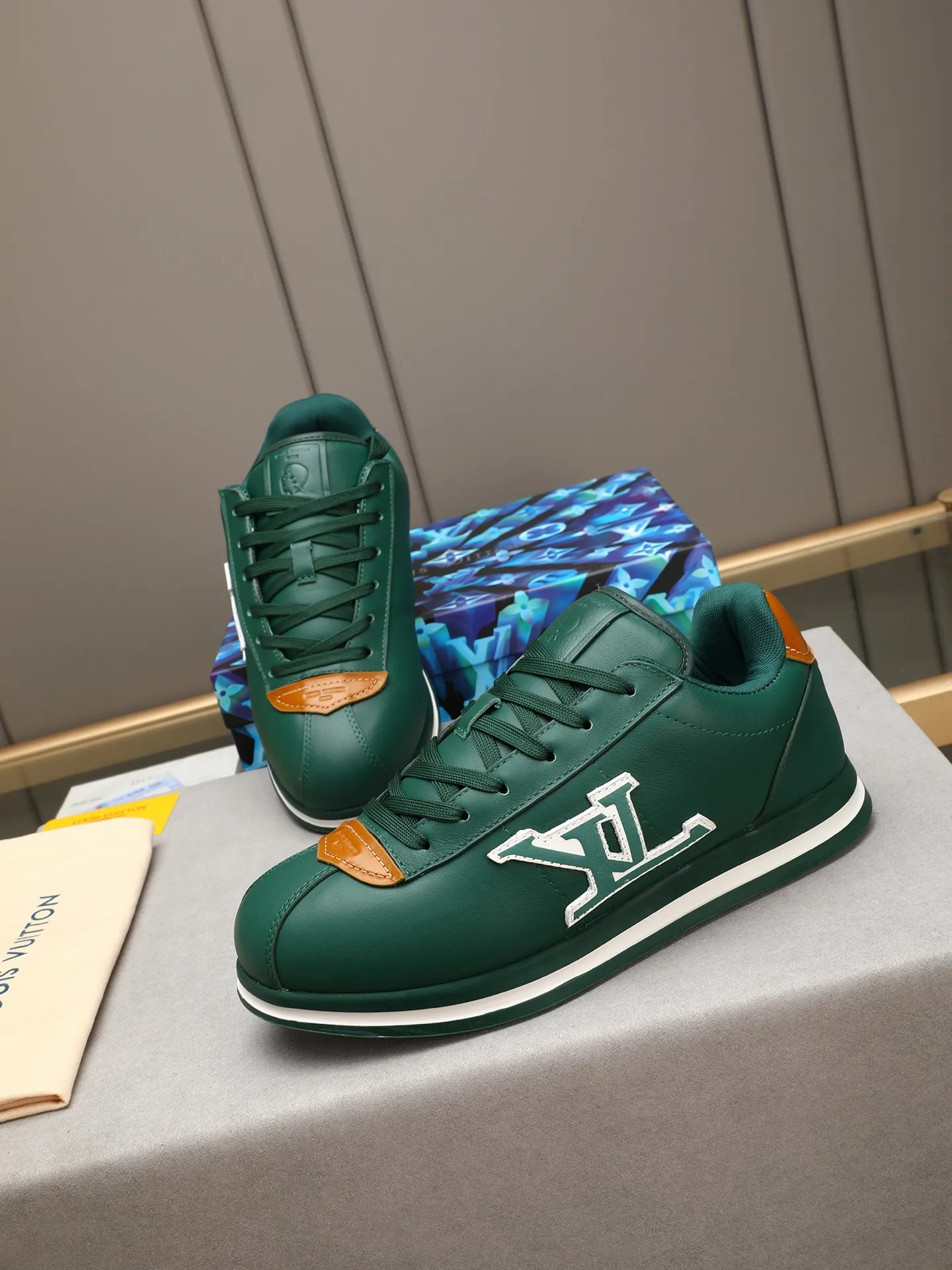Men's Men's Shoes 💰500 LV Louis Vuitton L Jialu Brand Runner Tatic Series Thick-soled Casual Sports Shoes Running Shoes Original purchase, development, production This LV Runner Tatic sports shoe combines technical materials such as mesh fabric and ribbons to interpret the inspiration of traditional mountaineering shoes. LV letters are written on one side, the lariat buckle of the quick lacing system is embellished with Monogram flowers and Louis Vuitton logos, and the light and wear-resistant rubber outsole completes the whole. ▪️Fabric: Original imported cowhide + mesh ▪️Inner lining: Original customized breathable mesh ▪️Sole: Original open-molded anti-slip rubber combination material ▪️Size: Men's 40-44 (45 46 customized)